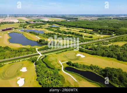 Blick aus der Vogelperspektive auf den Golfplatz „Bentwoud“ in der Nähe der Stadt Zoetermeer, Niederlande Stockfoto