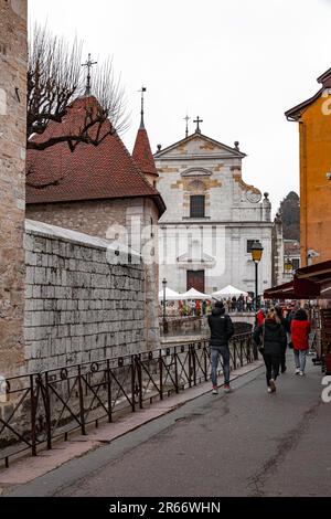 Annecy, Frankreich - 29. Januar 2022: Die Kirche Saint-Francois, auch bekannt als die Kirche der Italiener, ist eine katholische Kirche in Annecy in Haute-Savoie, Stockfoto