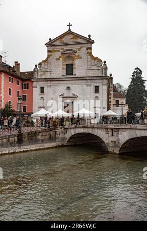 Annecy, Frankreich - 29. Januar 2022: Die Kirche Saint-Francois, auch bekannt als die Kirche der Italiener, ist eine katholische Kirche in Annecy in Haute-Savoie, Stockfoto