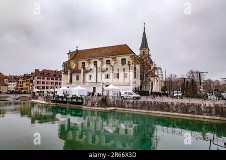 Annecy, Frankreich - 29. Januar 2022: Die Kirche Saint-Francois, auch bekannt als die Kirche der Italiener, ist eine katholische Kirche in Annecy in Haute-Savoie, Stockfoto