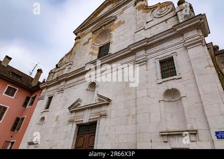 Annecy, Frankreich - 29. Januar 2022: Die Kirche Saint-Francois, auch bekannt als die Kirche der Italiener, ist eine katholische Kirche in Annecy in Haute-Savoie, Stockfoto