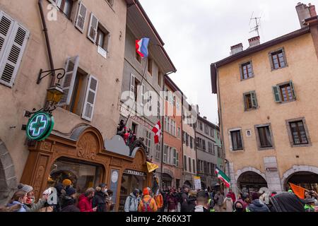 Annecy, Frankreich - 29. Januar 2022: Gruppe von Menschen demonstriert gegen die staatliche Unterdrückung von Gesundheitsausweis und Vakuum in der Öffentlichkeit in Annecy St. Stockfoto