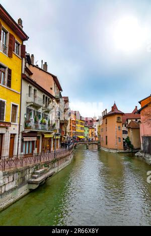 Annecy, Frankreich - 29. Januar 2022: Malerischer Blick auf die wunderschönen Kanäle und historischen Gebäude in der Altstadt von Annecy, Rhone-Alpes, Frankreich. Stockfoto