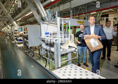 Laakdal, 07. Juni 2023. Premierminister Alexander De Croo legt während eines Besuchs des Nike European Logistics Campus in Laakdal am Mittwoch, den 07. Juni 2023, ein Paket auf ein Förderband. Nike ist der weltweit größte Anbieter von Sportschuhen und -Bekleidung und ein bedeutender Hersteller von Sportausrüstung. Der Nike European Logistics Campus (ELC) ist beeindruckend (Fläche von 45 Fußballplätzen), ist führend bei Innovation und nachhaltigem Wachstum und beschäftigt fast 7.000 Mitarbeiter in Belgien. Es ist das weltweit erste Logistikzentrum von Nike und eine der wichtigsten E-Commerce-Plattformen in Europa. Mit anderen Worten, 7 Stockfoto