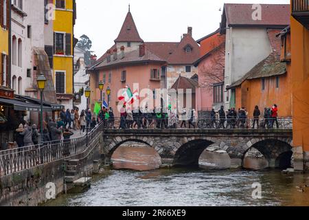 Annecy, Frankreich - 29. Januar 2022: Gruppe von Menschen demonstriert gegen die staatliche Unterdrückung von Gesundheitsausweis und Vakuum in der Öffentlichkeit in Annecy St. Stockfoto