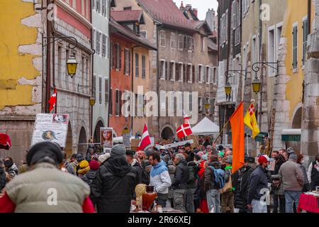 Annecy, Frankreich - 29. Januar 2022: Gruppe von Menschen demonstriert gegen die staatliche Unterdrückung von Gesundheitsausweis und Vakuum in der Öffentlichkeit in Annecy St. Stockfoto