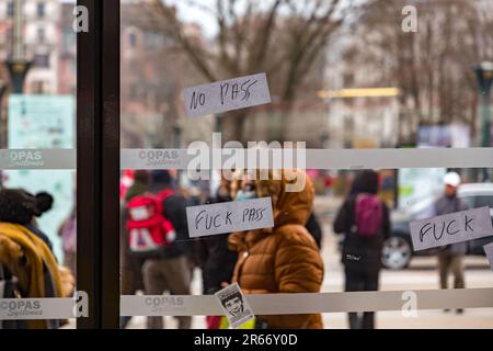 Annecy, Frankreich - 29. Januar 2022: Gruppe von Menschen demonstriert gegen die staatliche Unterdrückung von Gesundheitsausweis und Vakuum in der Öffentlichkeit in Annecy St. Stockfoto