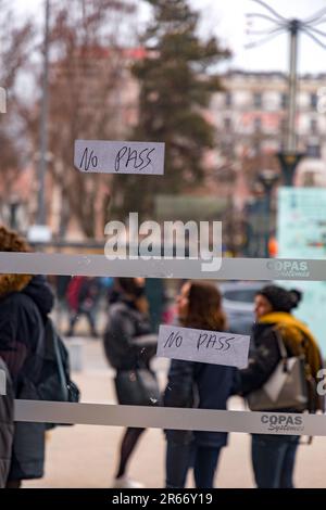 Annecy, Frankreich - 29. Januar 2022: Gruppe von Menschen demonstriert gegen die staatliche Unterdrückung von Gesundheitsausweis und Vakuum in der Öffentlichkeit in Annecy St. Stockfoto