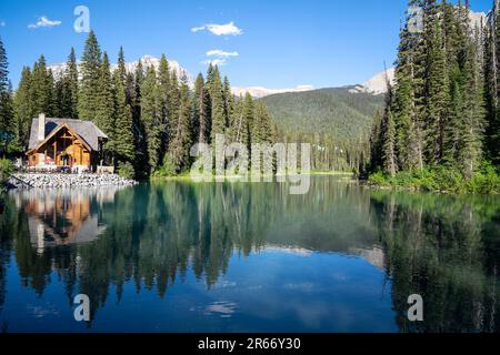 British Columbia, Kanada - 11. Juli 2022: Blick auf das Emerald Lake Lodge Restaurant und die Brücke an einem Sommerabend, mit ruhigem Wasser im Yoho National P. Stockfoto