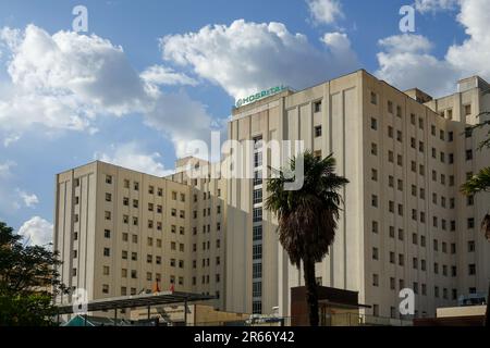 Granada, Spanien; Mai-31, 2023: Hauptfassade des allgemeinen Krankenhauses des Universitätskomplexes Virgen de las Nieves in Granada (Spanien) an einem sonnigen Tag Stockfoto