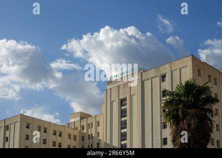 Granada, Spanien; Mai-31, 2023: Hauptfassade des allgemeinen Krankenhauses des Universitätskomplexes Virgen de las Nieves in Granada (Spanien) an einem sonnigen Tag Stockfoto