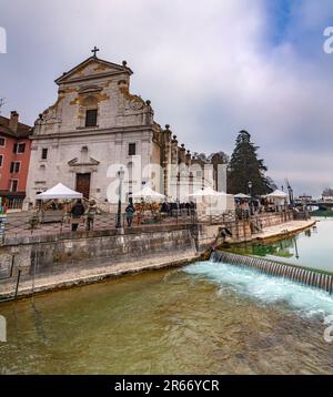 Annecy, Frankreich - 29. Januar 2022: Die Kirche Saint-Francois, auch bekannt als die Kirche der Italiener, ist eine katholische Kirche in Annecy in Haute-Savoie, Stockfoto
