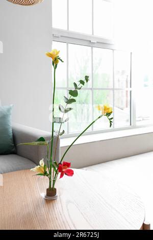 Wunderschönes Ikebana auf dem Couchtisch im Wohnzimmer Stockfoto