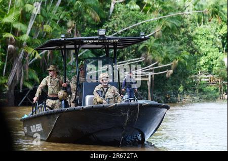 Belem, Brasilien. 07. Juni 2023. Brasilianische Sicherheitskräfte sind auf einem Boot an der Mündung des Rio Guama in der Bucht von Marajo neben der Insel Combu (Ilha do Combu) in der Nähe von Belem. Außenminister Baerbock und Arbeitsminister Heil besuchen den Regenwald in Brasilien. Kredit: Annette Riedl/dpa/Alamy Live News Stockfoto