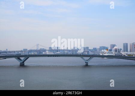 Tower Wohnanlagen und die Rainbow Bridge in der Gegend von Wangan Stockfoto