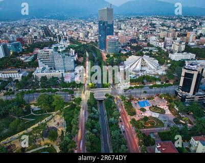 Tirana Skyline nach dem Sonnenuntergang. Albanien Stockfoto