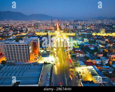 Tirana Skyline nach dem Sonnenuntergang. Albanien Stockfoto