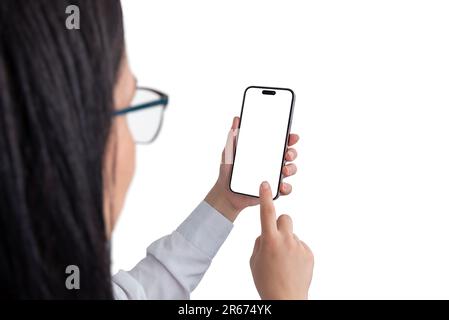 Frau, die ein Smartphone mit isoliertem Bildschirm hält. Ansicht über der Schulter. Modell der App-Präsentation Stockfoto