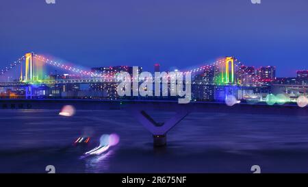 Nacht Blick auf die Rainbow Bridge Stockfoto