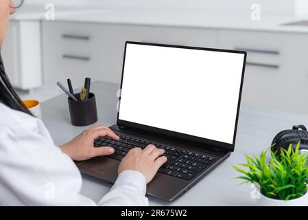 Laptop-Modell. Frau arbeitet im Büro mit einem Laptop. Zusammensetzung des Unternehmens. Isolierter Bildschirm für Webseitenpräsentation Stockfoto