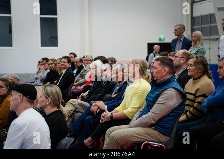 Der lokale Millionär anders Wiklöf – anders Wiklof, Zentrum – bei der Eröffnung der neuen Gymnastik-Arena in Möckelö am 3. März 2023 in Åland. Foto: Ro Stockfoto