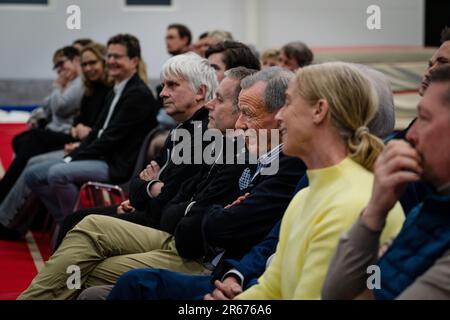 Der lokale Millionär anders Wiklöf – anders Wiklof, Zentrum – bei der Eröffnung der neuen Gymnastik-Arena in Möckelö am 3. März 2023 in Åland. Foto: Ro Stockfoto
