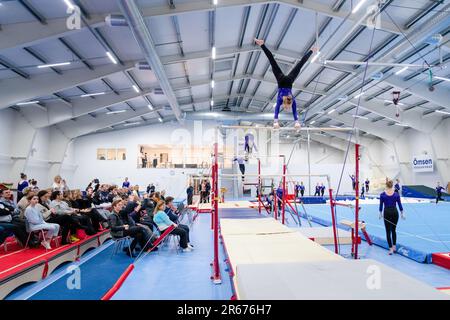 Turner wärmen sich bei der Eröffnung der neuen Gymnastik-Arena in Möckelö am 3. März 2023 auf Åland auf. Foto: Rob Watkins Stockfoto