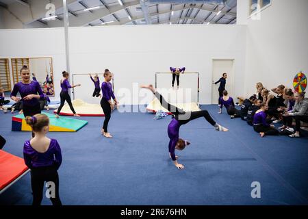 Turner wärmen sich bei der Eröffnung der neuen Gymnastik-Arena in Möckelö am 3. März 2023 auf Åland auf. Foto: Rob Watkins Stockfoto