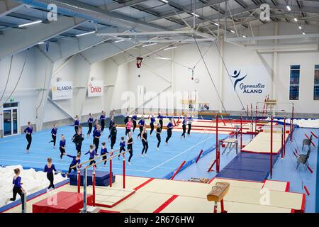 Team Gym Floor Gruppengymnastik-Routine bei der Eröffnung der neuen Gymnastik-Arena in Möckelö am 3. März 2023 in Åland. Foto: Rob Watkins Stockfoto
