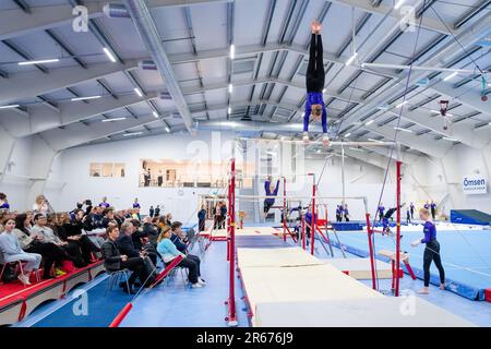 Turner wärmen sich bei der Eröffnung der neuen Gymnastik-Arena in Möckelö am 3. März 2023 auf Åland auf. Foto: Rob Watkins Stockfoto