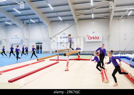 Turner wärmen sich bei der Eröffnung der neuen Gymnastik-Arena in Möckelö am 3. März 2023 auf Åland auf. Foto: Rob Watkins Stockfoto