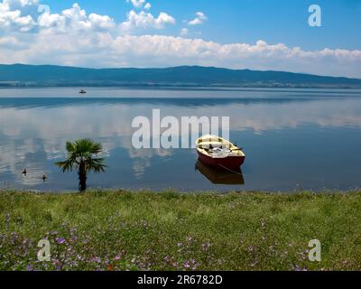 Ein Blick am Mittag vom Volvi-See in Thessaloniki Stockfoto