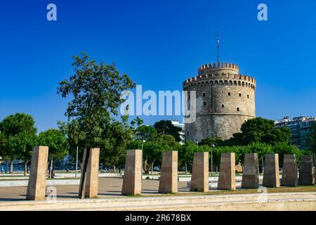 Der Weiße Turm, eines der Symbole der Stadt Thessaloniki, wurde vom osmanischen Herrscher Suleiman dem Prachtvollen erbaut. Stockfoto