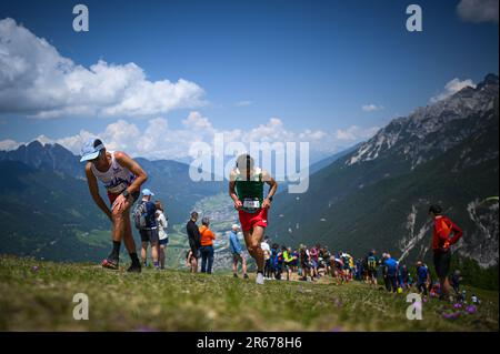 Neustift im Stubaital, Innsbruck, Tirol, Österreich. 7/6/2023. World Mountain and Trail Running Championships 2023. Vertikaler WC-Öffner. Rennprofil: 7,1 km Länge, 1,020 t D+. Streckenzusammensetzung: 81 % Spur, 9 % Schotter, 10 % Asphalt. Auf den Bildern sehen Sie eine Gruppe von Sportlern, die einen steilen Teil des Rennens hochklettern. Damiano Benedetto/Alamy Live News Stockfoto