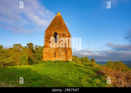 Das Leuchtfeuer über Penrith Cumbria bei Sonnenuntergang Stockfoto