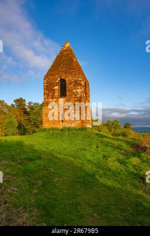 The Beacon über Penrith Cumbria bei Sonnenuntergang an einem späten Frühlingsabend Stockfoto