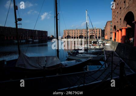 Blick auf das Royal Albert Dock, ein Komplex aus Hafengebäuden und Lagerhäusern in Liverpool, England, mit Yachten am Kai Stockfoto