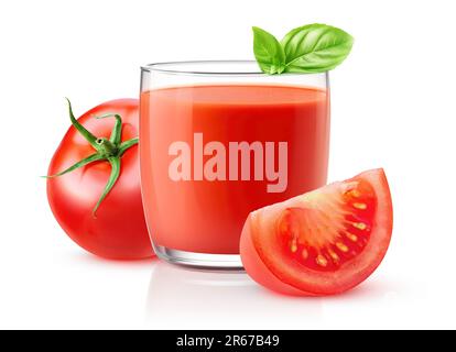 Tomatensaft in Glas und geschnittene Tomaten, isoliert auf weißem Hintergrund Stockfoto