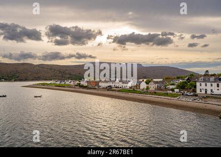 Häuser an der Küste von Ullapool, Highlands, Schottland. Stockfoto