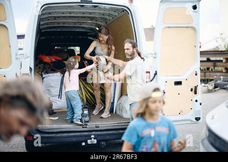 Regensburg, Deutschland. 07. Juni 2023. Zusammen mit seiner Frau Hanni und seinen Kindern packt Michael Buschheuer einen Lieferwagen mit Hilfsgütern für die Ukraine. Er organisiert die Hilfe mit seiner Hilfsorganisation „Pace Eye“. Unter anderem bringt der Transport Schwimmwesten, Gummistiefel, Decken, Überlebensanzüge und Schlafsäcke in das vom Krieg zerrüttete Land. Kredit: Tobias C. Köhler/dpa/Alamy Live News Stockfoto