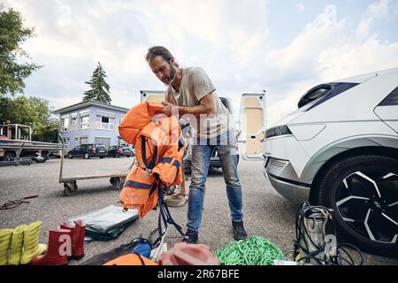 Regensburg, Deutschland. 07. Juni 2023. Michael Buschheuer packt einen Lieferwagen mit Hilfsgütern für die Ukraine. Er organisiert die Hilfe mit seiner Hilfsorganisation „Pace Eye“. Unter anderem bringt der Transport Schwimmwesten, Gummistiefel, Decken, Überlebensanzüge und Schlafsäcke in das vom Krieg zerrüttete Land. Kredit: Tobias C. Köhler/dpa/Alamy Live News Stockfoto