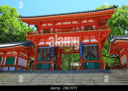 Tor zum Westturm des Yasaka-Schreins Stockfoto