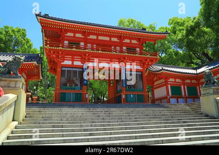 Tor zum Westturm des Yasaka-Schreins Stockfoto