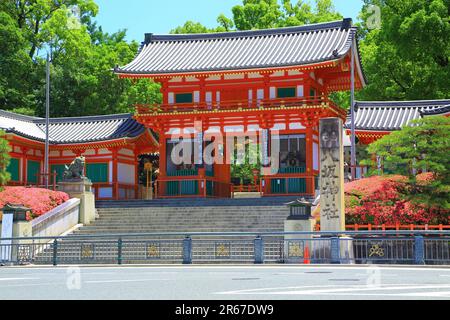 Tor zum Westturm des Yasaka-Schreins Stockfoto