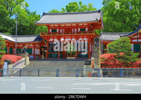 Tor zum Westturm des Yasaka-Schreins Stockfoto