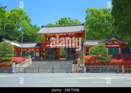 Tor zum Westturm des Yasaka-Schreins Stockfoto