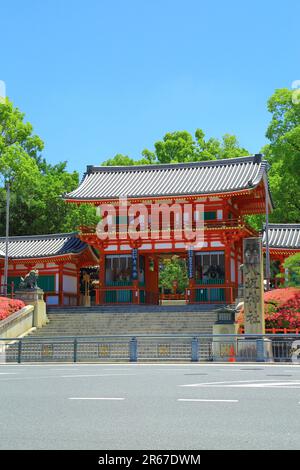 Tor zum Westturm des Yasaka-Schreins Stockfoto