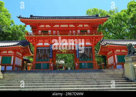 Tor zum Westturm des Yasaka-Schreins Stockfoto