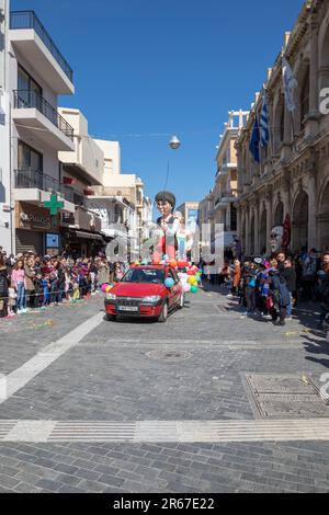 Heraklion, Kreta Griechenland 19. Februar 2023: Karnevalsparade in Heraklion, Kreta. Teil der Parade, die durch die Zuschauermenge geht Stockfoto