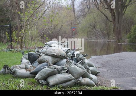 Hausbesitzer bereiten sich auf eintretendes Hochwasser in West Quebec, Kanada, vor Stockfoto